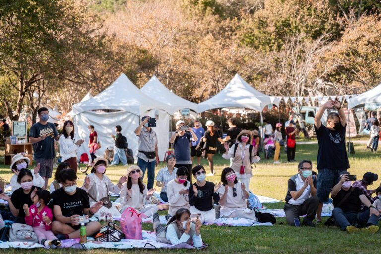 來奧萬大部落楓采-草地野餐音樂會一邊品茶、一邊沉浸在悠揚的音樂中，體驗浪漫氛圍，同時探索部落的文化風情。(圖為2022活動照片)